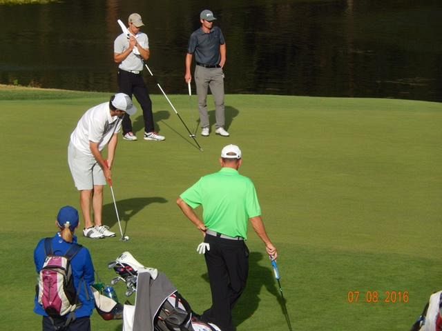 Putting on the 15th and Jason made the Birdie!